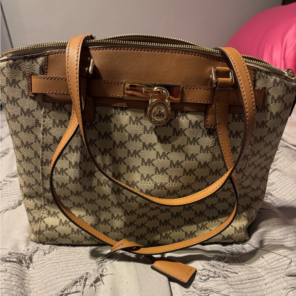 Michael knots purse